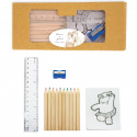 Cahier et crayons de couleur dans une trousse avec autocollant romantique de mariés pour les détails de mariage