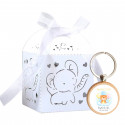 Porte-clés en bois avec un adorable autocollant présenté dans une boîte pour les détails des baptêmes