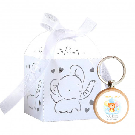 Porte-clés en bois avec un adorable autocollant présenté dans une boîte pour les détails des baptêmes