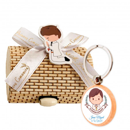 Porte-clés en bois avec autocollant personnalisable présenté dans une boîte pour les détails de la première communion d'un