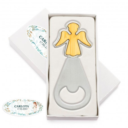 Ouvre-bouteille ange présenté dans une boîte avec un autocollant ovale première communion pour les cadeaux.