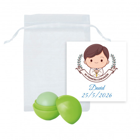 Baume à lèvres sphérique vert dans un sac en organza avec une carte pour la communion d'un garçon