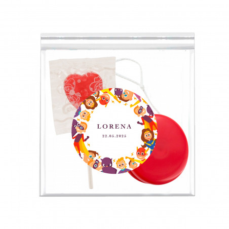 Yoyo rouge et sucette dans un sac transparent personnalisé avec un autocollant de super-héros pour un détail enfantin.