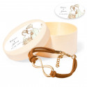 Bracelet infini doré dans une boîte en bois personnalisée avec un autocollant ovale romantique pour les mariages