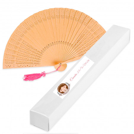 Éventail avec pompon rose dans une boîte avec adhésif première communion fille pour plus de détails