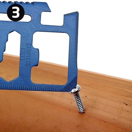 Outil multifonction bleu dans une housse avec autocollant personnalisé pour la communion d'un garçon