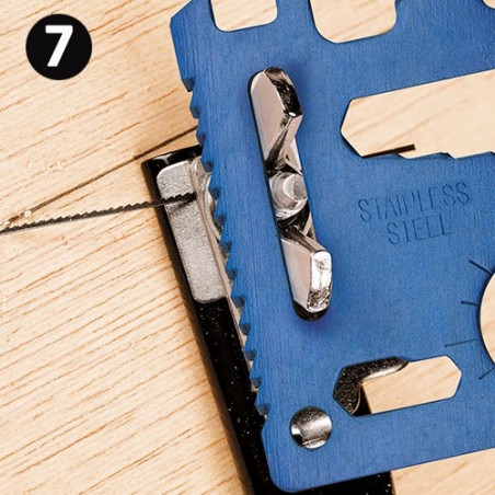 Outil multifonction bleu dans une housse avec autocollant personnalisé pour la communion d'un garçon