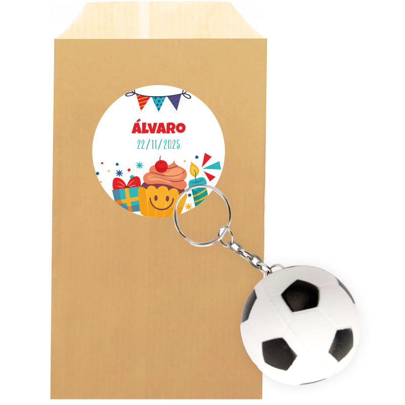 Porte-clés de football avec autocollant personnalisable dans une enveloppe kraft pour des détails