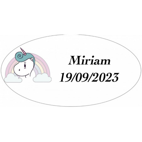 Porte-clés licorne dans une boîte rose avec autocollant licorne personnalisé pour les détails