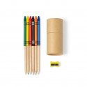 Couleurs en bois et crayons dans un étui rond avec autocollant de Noël pour les détails