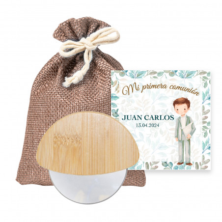 Couteaux à pizza en bambou dans un sac marron et carte personnalisable pour la communion d'un garçon