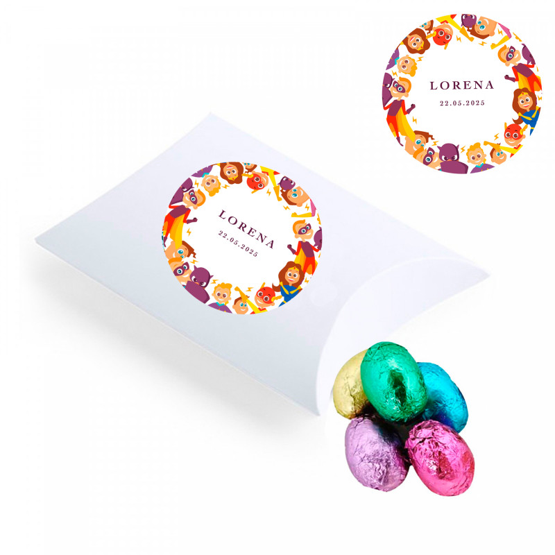 Oeufs en chocolat dans un étui blanc avec autocollant de super-héros pour les détails