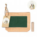 Nécessaire en jute avec détail vert personnalisé avec étiquette de mariés et baume à lèvres pour cadeau de mariage