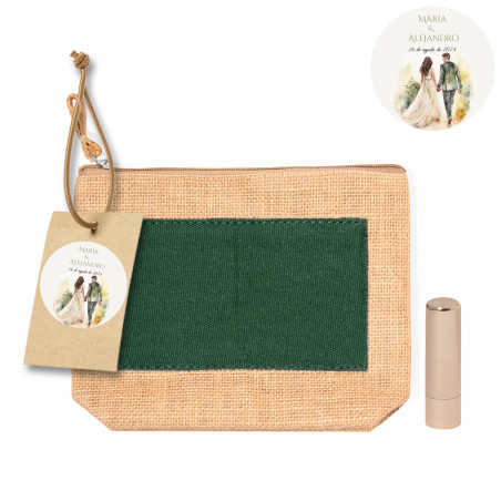Nécessaire en jute avec détail vert personnalisé avec étiquette de mariés et baume à lèvres pour cadeau de mariage