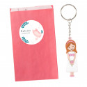 Porte-clés de communion fille dans un sac rose framboise personnalisé avec autocollant avec colombe à offrir