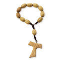 Rosario avec croix tau et brillant à lèvres dans une boîte personnalisée pour un détail de Communion
