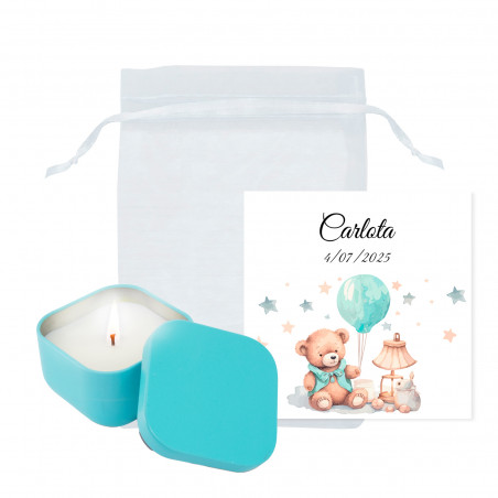 Bougie dans une boîte métallique turquoise avec carte personnalisée dans un sac en organza blanc pour un souvenir de baptême