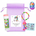 Bracelet avec poney et autocollants et bulleur dans un sac en organza violet avec un autocollant personnalisé pour un cadeau
