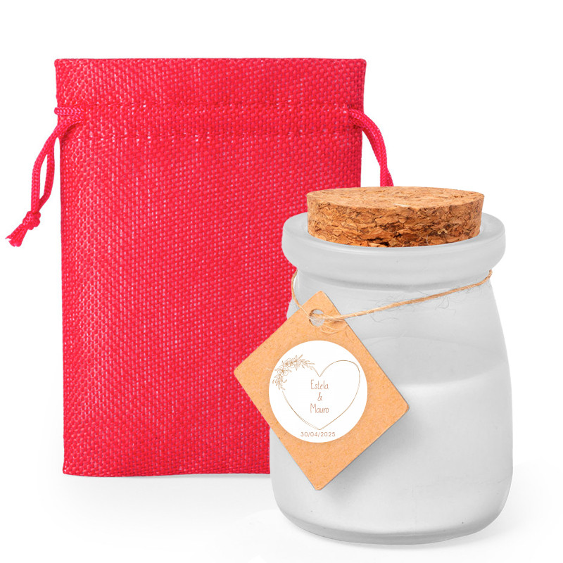 Bougie parfumée dans un pot en verre avec étiquette personnalisée dans un sac en tissu à offrir