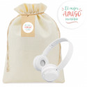 Casque bluetooth blanc pliable dans un sac en tissu avec étiquette et autocollant personnalisable à offrir