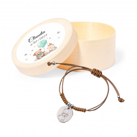 Bracelet avec médaille d'ange dans une boîte en bois personnalisée avec autocollant pour baptême