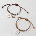 Bracelet avec médaille d'ange dans une boîte en bois personnalisée avec autocollant pour baptême