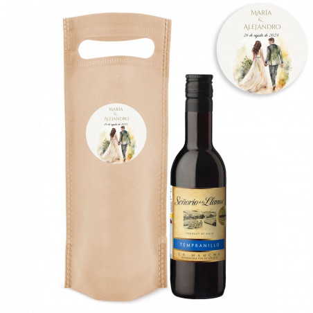 Vin rouge dans un sachet personnalisé avec un autocollant de mariage à offrir en cadeau
