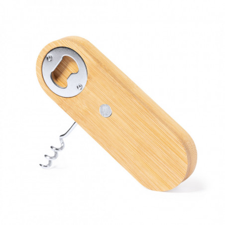 Ouvre-bouchon et tire-bouchon en bois et aimant dans un sac en tissu bleu et personnalisé avec autocollant communion garçon