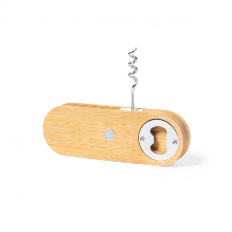 Ouvre-bouchon et tire-bouchon en bois et aimant dans un sac en tissu bleu et personnalisé avec autocollant communion garçon