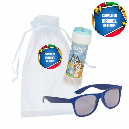 Lunettes de soleil pour enfants bleues et un souffleur de bulles Bluey dans un sac en organza personnalisé avec un autocollant