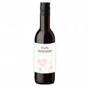 Vin rouge avec autocollant personnalisé pour les détails du baptême