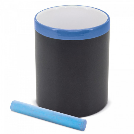 Stylo avec tableau et craie bleue avec carte d'enfant de communion et boîte avec autocollant