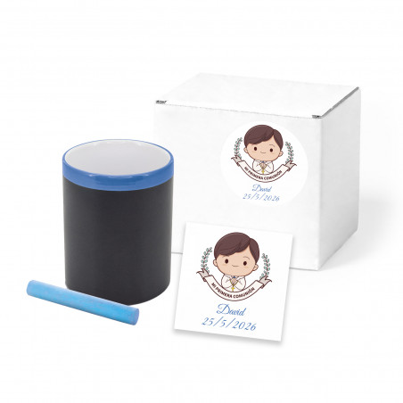 Stylo avec tableau et craie bleue avec carte d'enfant de communion et boîte avec autocollant