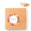 Trousse avec feuilles et crayons de couleur décorés avec des autocollants de super-héros à offrir