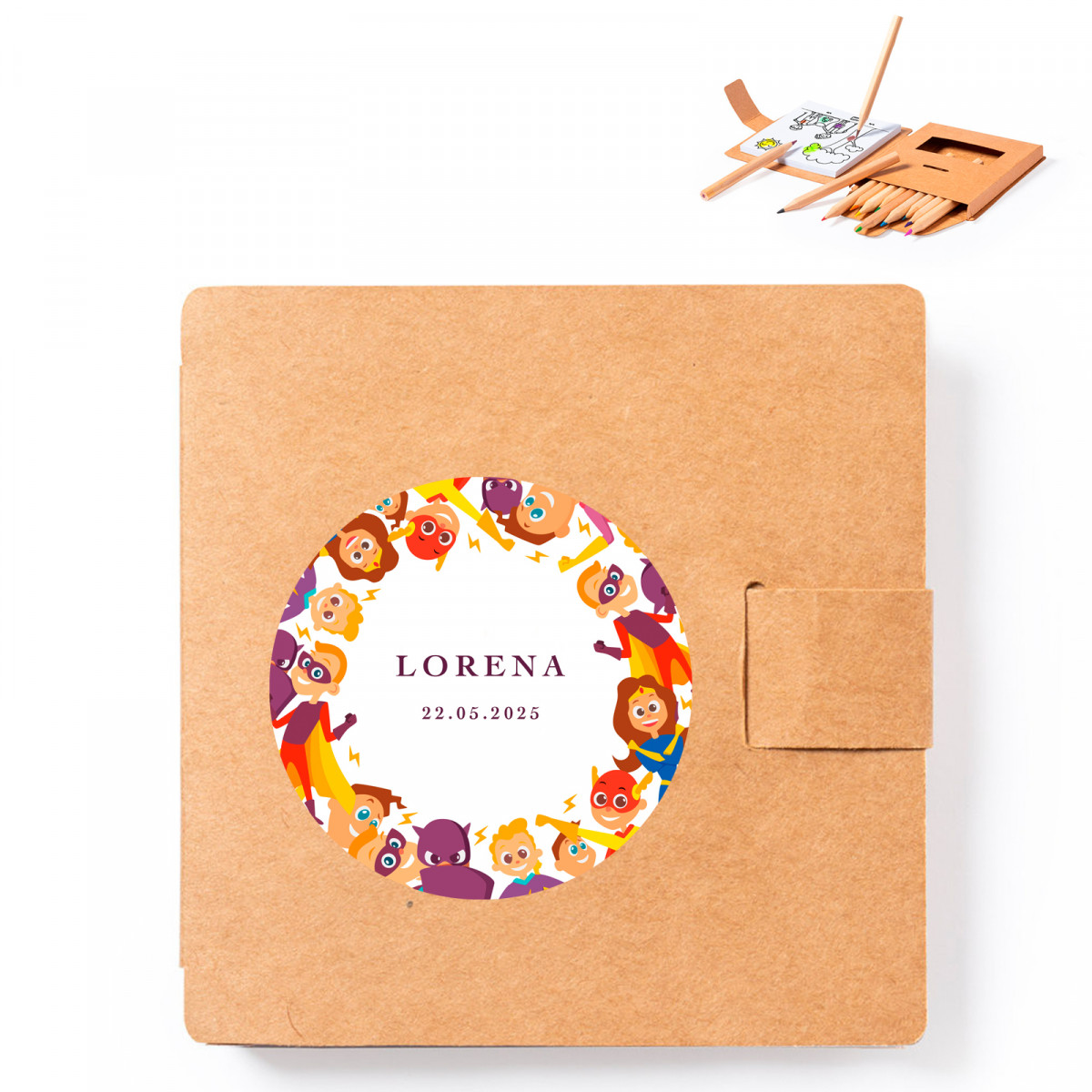 Trousse avec feuilles et crayons de couleur décorés avec des autocollants de super-héros à offrir