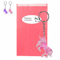 Porte-clé unicornes dans une enveloppe rose avec un autocollant personnalisable pour un détail enfantin