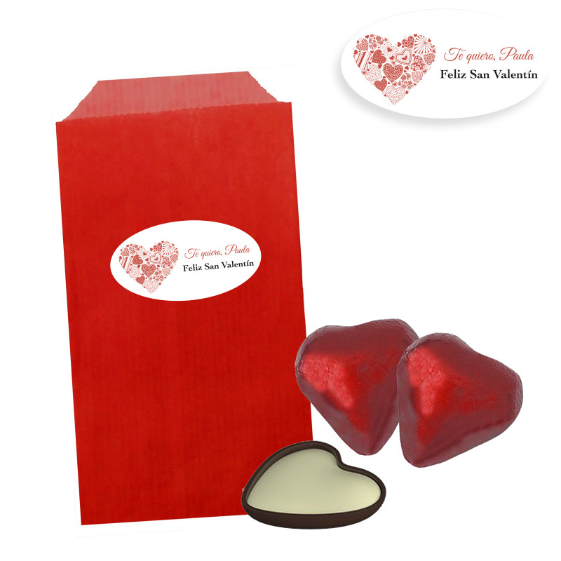 Chocolats en forme de cœur dans une enveloppe rouge avec un autocollant romantique à offrir