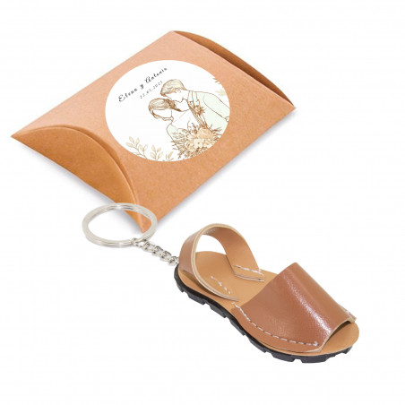 Porte-clé mini tong dans une boîte en kraft avec autocollant de mariage à offrir