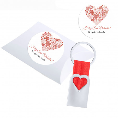 Porte-clés en aluminium découpé en forme de cœur et ruban rouge dans un étui de présentation avec autocollant romantique