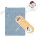 Ouvre-bouchon et tire-bouchon en bois et aimant dans un sac en tissu bleu et personnalisé avec autocollant communion garçon