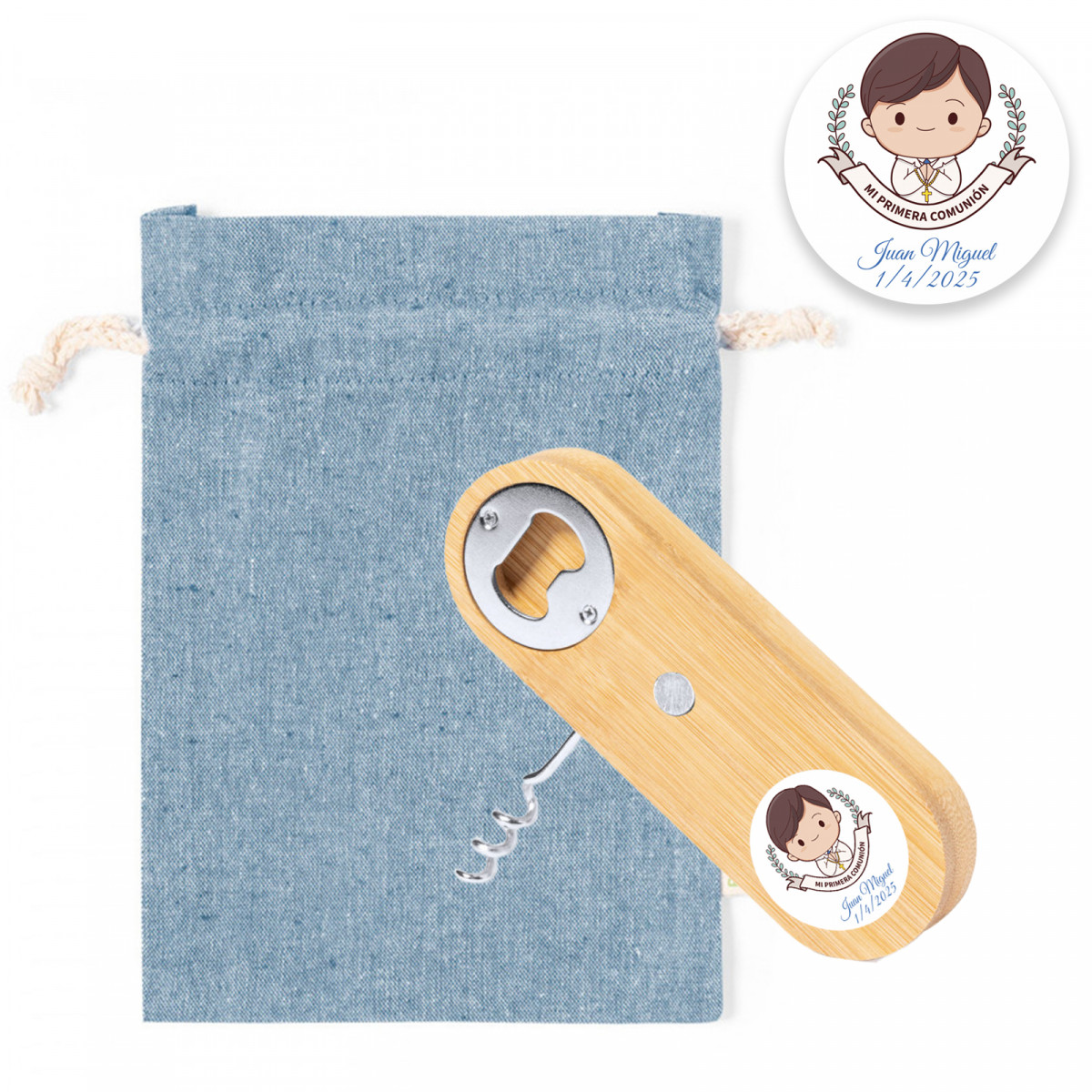 Ouvre-bouchon et tire-bouchon en bois et aimant dans un sac en tissu bleu et personnalisé avec autocollant communion garçon