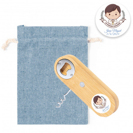 Ouvre-bouchon et tire-bouchon en bois et aimant dans un sac en tissu bleu et personnalisé avec autocollant communion garçon