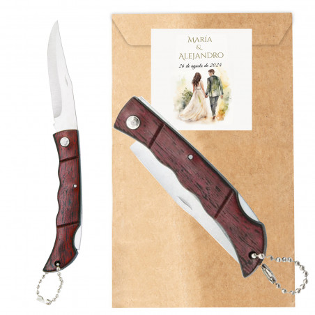 Couteau en bois personnalisé pour les mariages, cadeau original avec autocollant sur fond crème dans un sac kraft