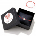 Bracelet en fil rouge avec pendentif en forme de cœur dans une boîte cadeau personnalisée pour la Saint-Valentin