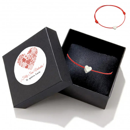 Bracelet en fil rouge avec pendentif en forme de cœur dans une boîte cadeau personnalisée pour la Saint-Valentin