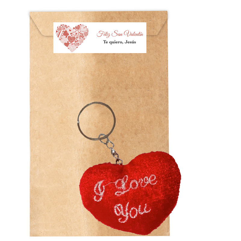 Porte-clés en forme de cœur rouge avec enveloppe kraft personnalisée, détail romantique pour la Saint-Valentin.