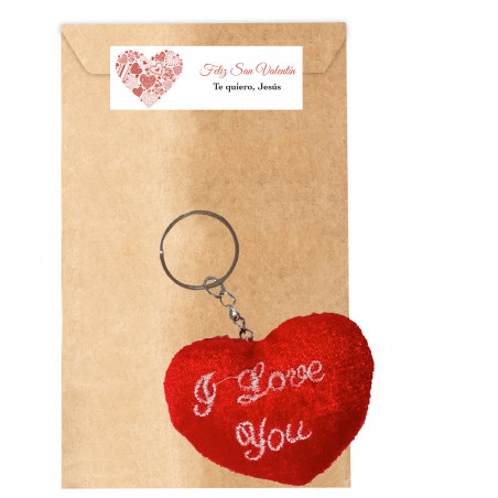 Porte-clés en forme de cœur rouge avec enveloppe kraft personnalisée, détail romantique pour la Saint-Valentin