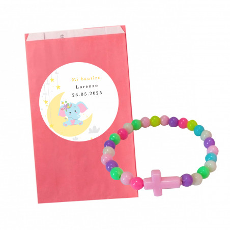Bracelet de perles colorées avec croix dans une enveloppe rose avec autocollant enfant personnalisé