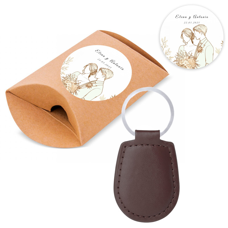 Porte-clés en simili cuir marron dans un étui en kraft avec autocollant personnalisé pour les mariages