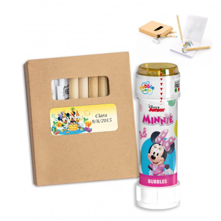 Set de coloriage avec des crayons et des feuilles avec autocollant d'anniversaire et souffleur de bulles de Minnie à offrir.